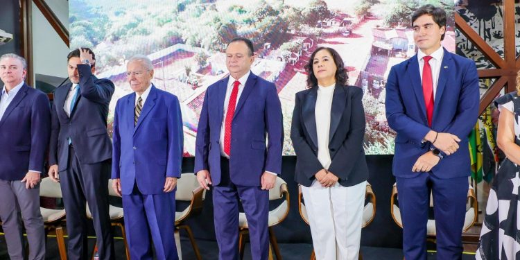 Iracema Vale prestigia cerimônia de lançamento do selo em comemoração aos 40 anos da redemocratização