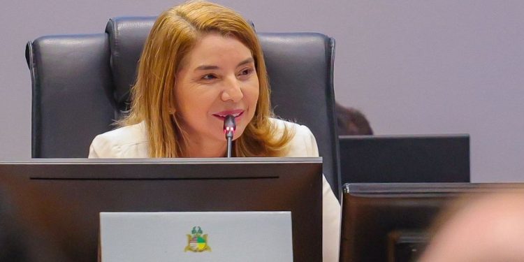“A Justiça será feita não comigo, mas com a Assembleia Legislativa”, diz Iracema Vale sobre ação no STF que questiona eleição da Alem