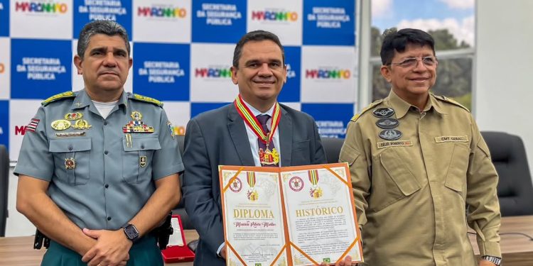 Secretário Mauricio Ribeiro Martins recebe Medalha do Mérito Nacional dos Corpos de Bombeiros
