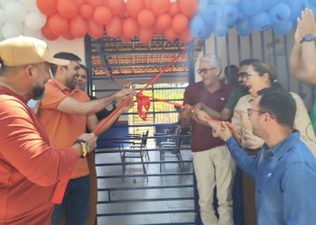 MORADORES E ALUNOS DO POVOADO RIACHÃO DAS CALDAS SÃO BENEFICIADOS COM ESCOLA 100% REFORMADA