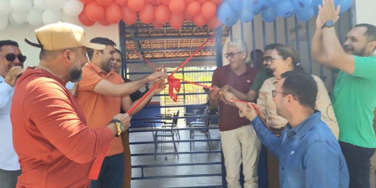 MORADORES E ALUNOS DO POVOADO RIACHÃO DAS CALDAS SÃO BENEFICIADOS COM ESCOLA 100% REFORMADA