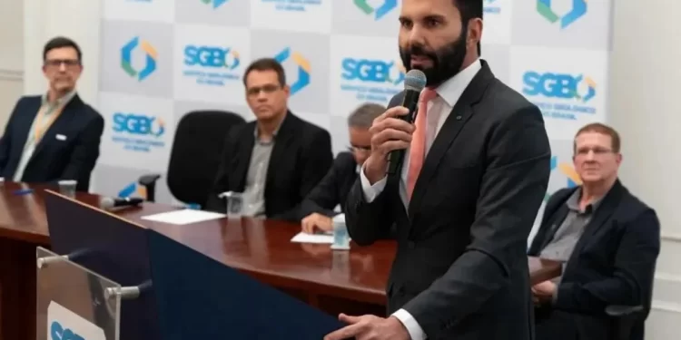 Marido de Eliziane Gama comunica saída de presidência de estatal