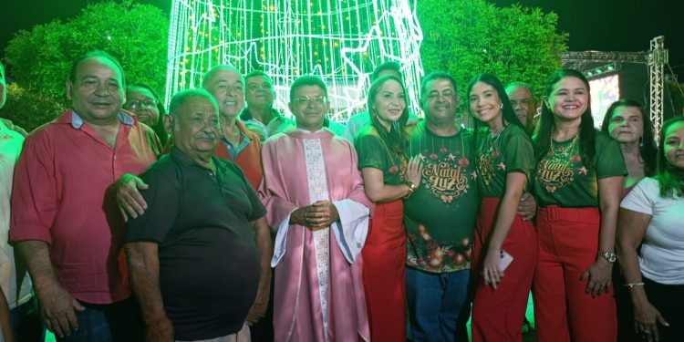 Prefeito Besaliel Albuquerque realiza Natal Luz 2025 e encanta Mata Roma com a Praça da Matriz iluminada pelo espírito natalino