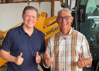 ZÉ MARTINS RECEBE RETROESCAVADEIRA FRUTO DE PARCERIA COM JOÃO MARCELO SOUZA.