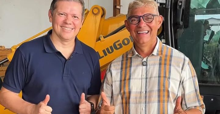 ZÉ MARTINS RECEBE RETROESCAVADEIRA FRUTO DE PARCERIA COM JOÃO MARCELO SOUZA.