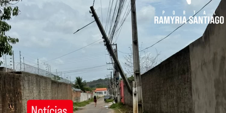 DENÚNCIA: POSTE EM RISCO DE QUEDA AMEAÇA MORADORES NO BAIRRO SÃO BENEDITO
