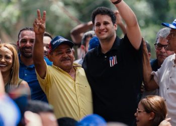 Orleans Brandão demonstra força política ao ser recebido por multidão em Colinas