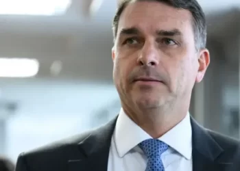 Flávio planeja reajustar aposentadorias e despesas com saúde e educação só pela inflação