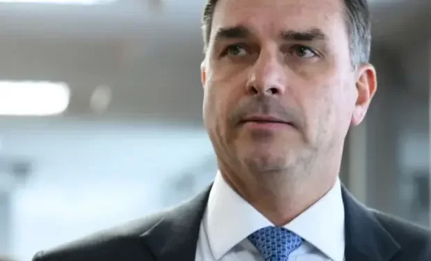 Flávio planeja reajustar aposentadorias e despesas com saúde e educação só pela inflação