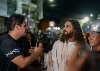 ORLEANS BRANDÃO PRESTIGIA VIA SACRA DO ANJO DA GUARDA E DESTACA FORÇA DO ESPETÁCOLO PARA A CULTURA MARANHENSE