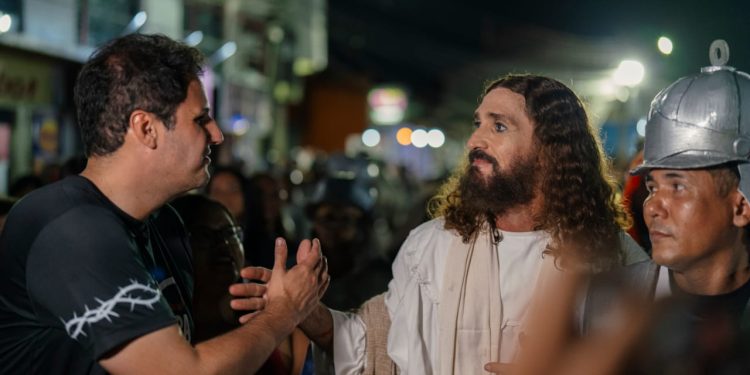ORLEANS BRANDÃO PRESTIGIA VIA SACRA DO ANJO DA GUARDA E DESTACA FORÇA DO ESPETÁCOLO PARA A CULTURA MARANHENSE
