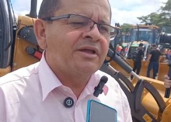 Prefeito Juvenal de Parnarama recebe trator agrícola do programa Maranhão Sustentável em evento na Expoema São Luís