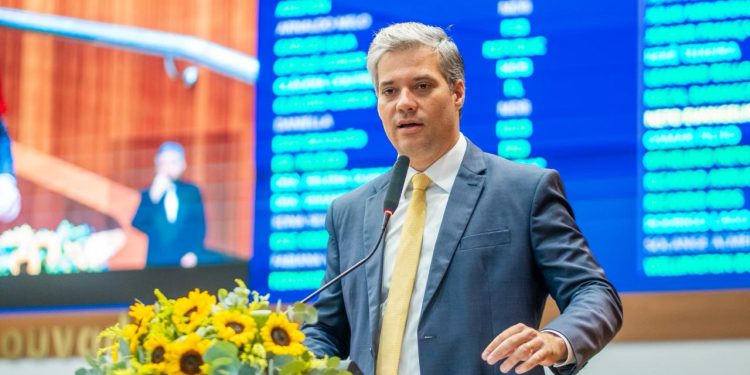 NETO EVANGELISTA CONFRONTA OPOSIÇÃO E DIZ QUE VOTAR CONTRA EMPRÉSTIMO É “VOTAR CONTRA MORADIA, ASFALTO E DESENVOLVIMENTO”