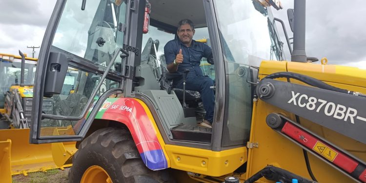 Prefeito Toca Serra recebe maquina agrícola do programa Maranhão Sustentável no Parque Independência na Grande Ilha