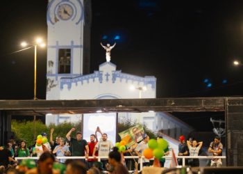 Com 20 mil pessoas nas ruas, Presidente Dutra abraça Orleans Brandão em grande arrastão