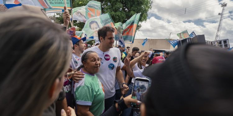 Orleans Brandão recebe apoio da prefeita Paula do Quininha e de lideranças durante caminhada em Itinga