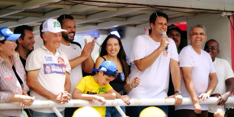 Mesmo sob sol intenso, uma grande multidão toma as ruas de Penalva em forte demonstração de apoio a Orleans Brandão