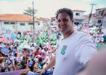Beto Castro reúne multidão no Bairro de Fátima em Arrastão da Ilha em apoio a Orleans Brandão