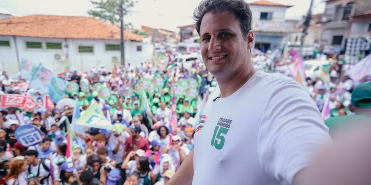 Beto Castro reúne multidão no Bairro de Fátima em Arrastão da Ilha em apoio a Orleans Brandão