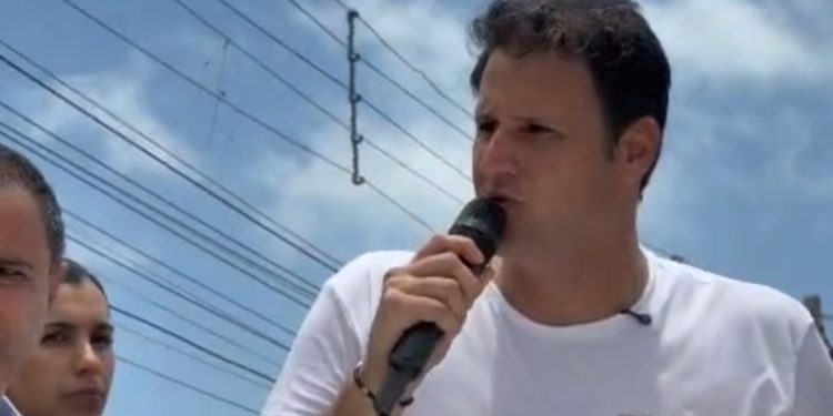 O candidato ao governo Orleans Brandão discursou hoje na Ilhinha